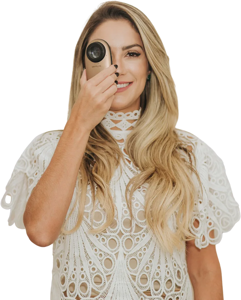 Dra. Alessandra Consone segura um dermatoscópio diante do olho